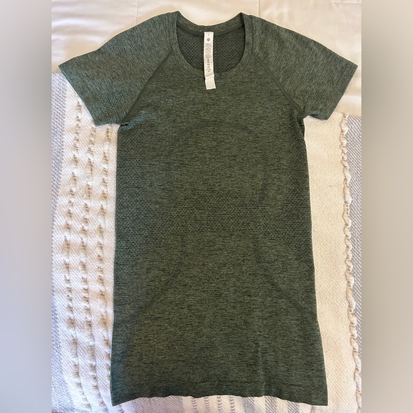 Lululemon Swiftly Tech Short Sleeve 2.0: Size 2. Worn: 5 times. Color: RNFG/GNTW - Picture 1 of 4
